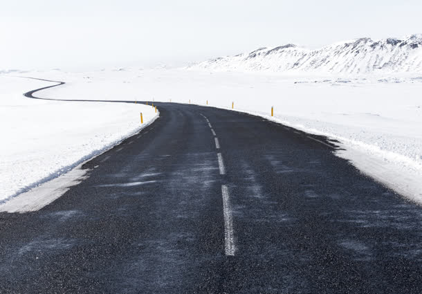 雪后宁静的黑色公路