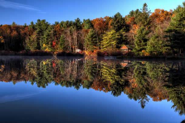 秋天风景如画湖边美景蓝色湖泊红树林水面倒影