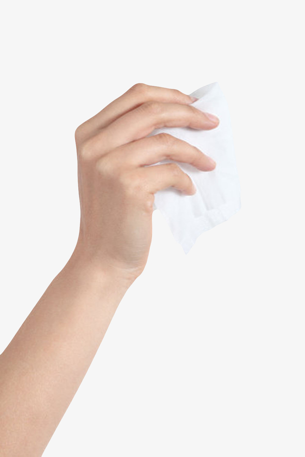 手拿着一张消毒湿纸巾实物