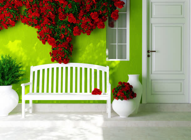 长椅与墙壁上的红色鲜花