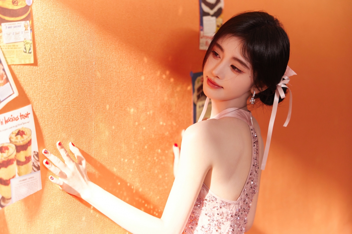 可爱美女鞠婧祎 橙色背景墙 4k桌面壁纸