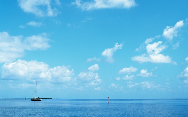 蓝色天空白云海面PNG透明背景，高清海报设计素材下载