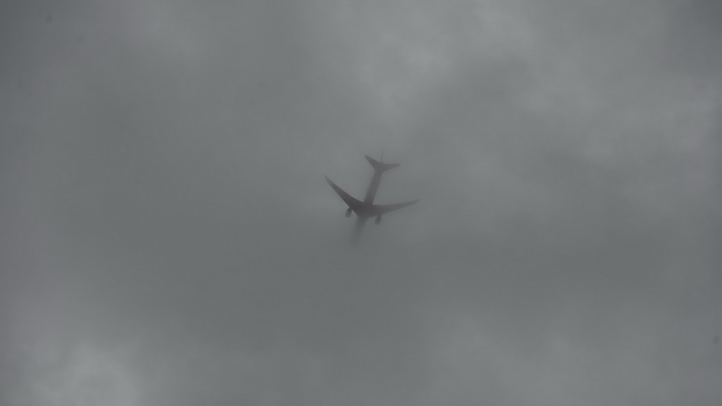 飞机 天空 云 深色 黑白 4k壁纸 3840x2160