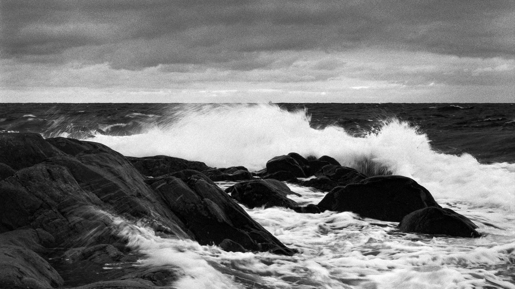 大海 海浪 飞溅物 石头 黑白 4k壁纸 3840x2160