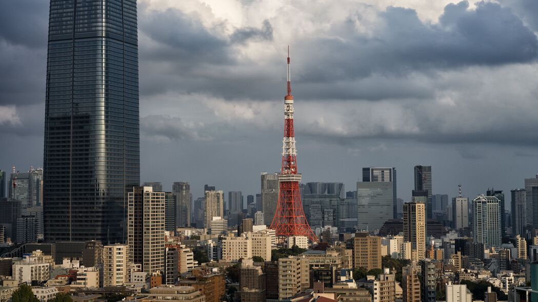 建筑之美，尖顶塔楼与城市风光，4K高清壁纸3840x2160，免费下载