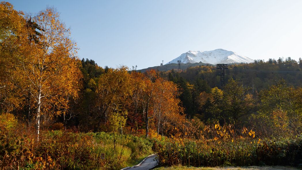 秋季山峰森林美景，4K高清壁纸，3840x2160分辨率，畅享自然风光