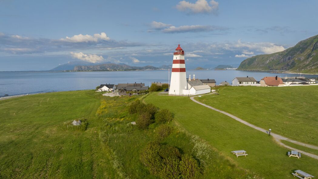 4K高清壁纸，灯塔照耀田野草地，大海天空美景尽在眼前，3840x2160分辨率畅享下载