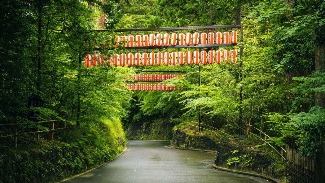 绝美自然景观，中国灯笼点缀树木，4K超清壁纸（3840x2160）免费下载