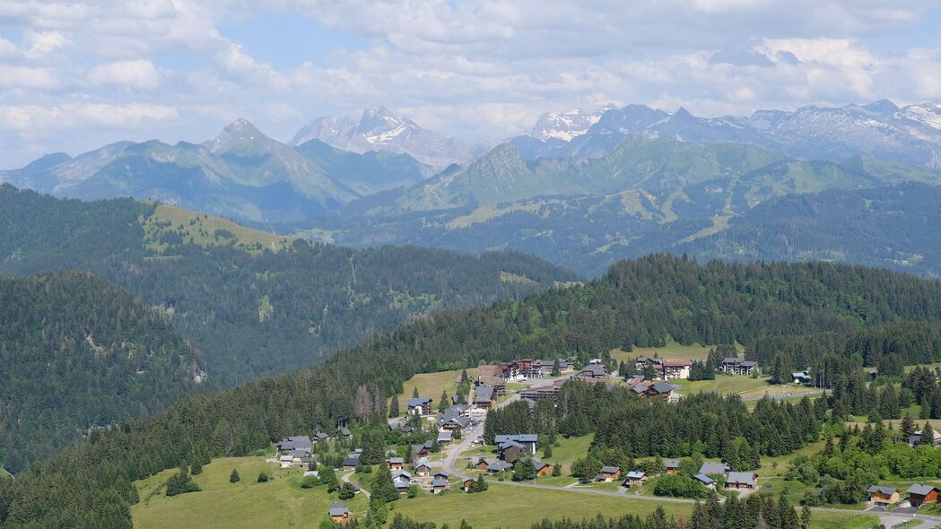 4K超高清山脉自然风景壁纸，树木繁茂，房屋点缀，景观如画