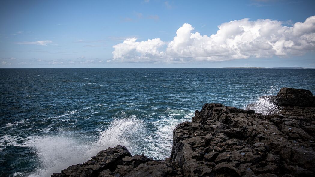 大海飞溅泡沫，地平线石头美景，4K高清壁纸3840x2160下载