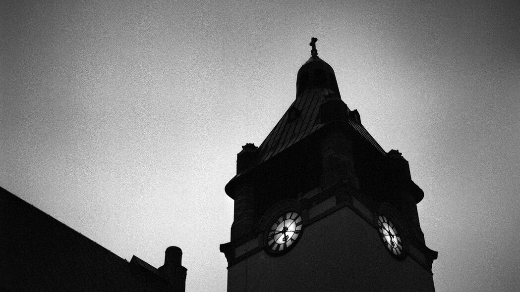 塔 小教堂 时钟 晚上 黑白 4k壁纸 3840x2160