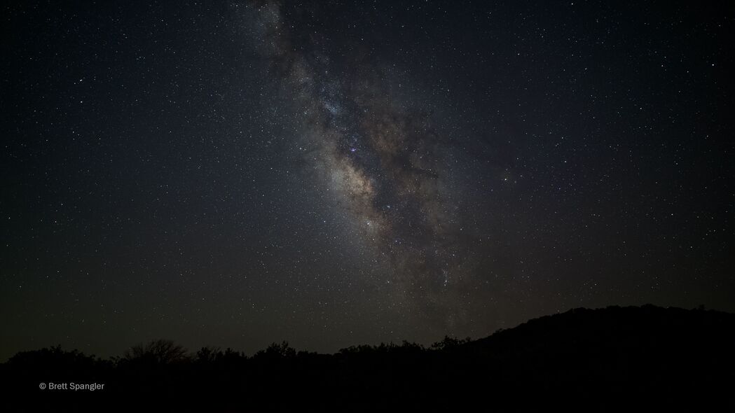 璀璨银河星空4K壁纸，夜间高清背景图片，3840x2160分辨率，免费下载