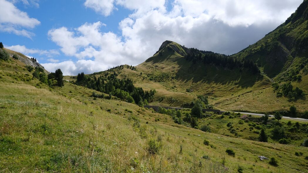 绝美丘陵山脉草地4K风景壁纸，高清天空图，3840x2160分辨率畅享下载