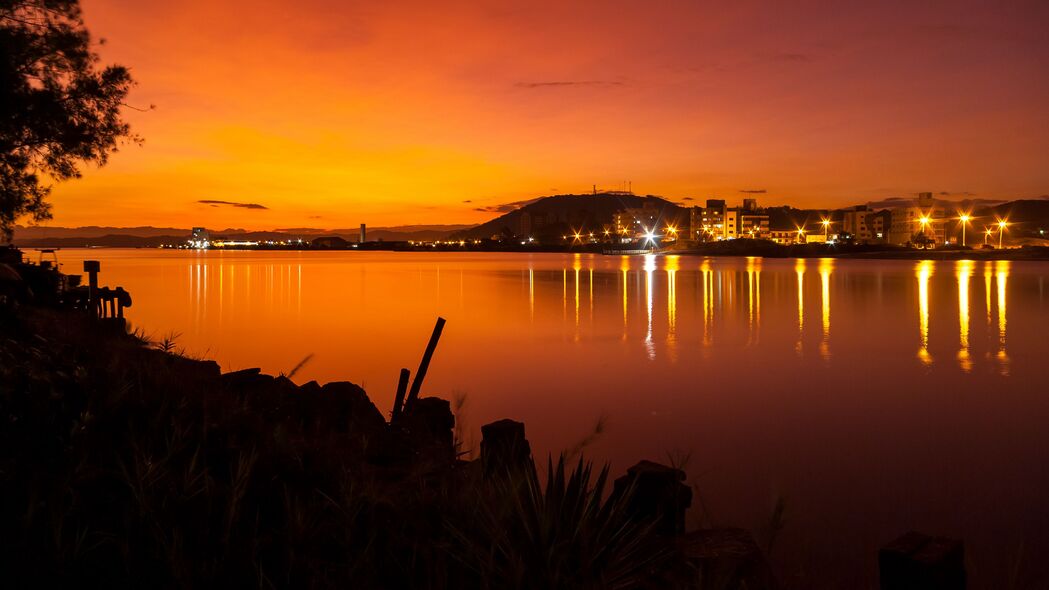 夜色河流灯光剪影，深色系4K超清壁纸，3840x2160高清下载