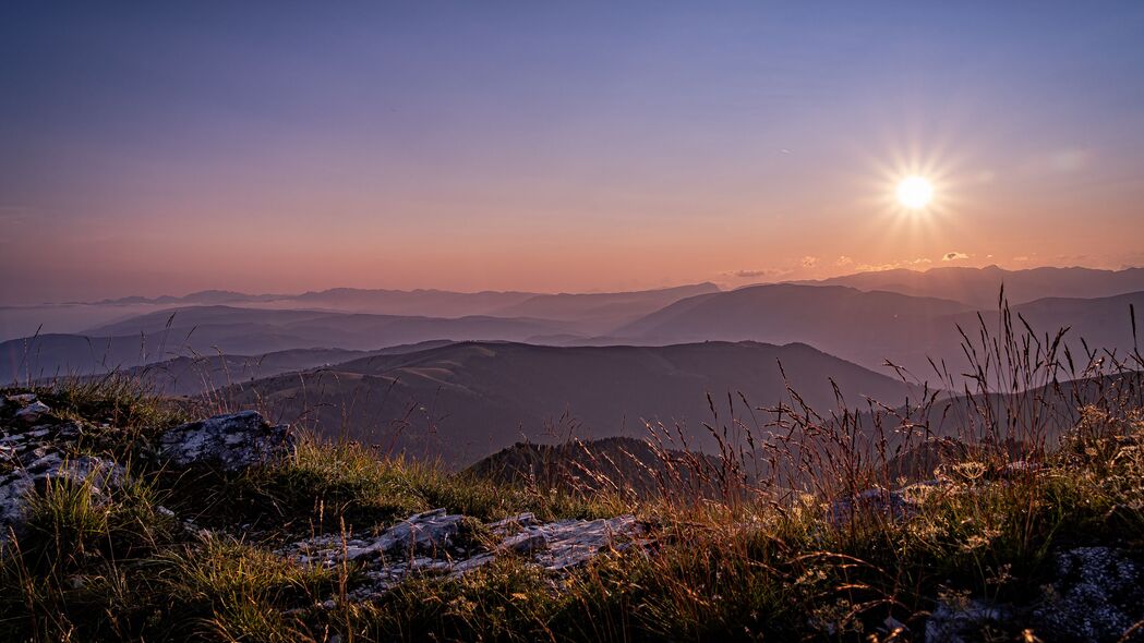 山丘石草间的阳光盛景，4K高清壁纸下载，分辨率3840x2160