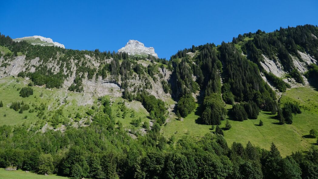 绝美山脉景致，岩石、树木、斜坡与天际线，超清4K自然风景壁纸3840x2160免费下载