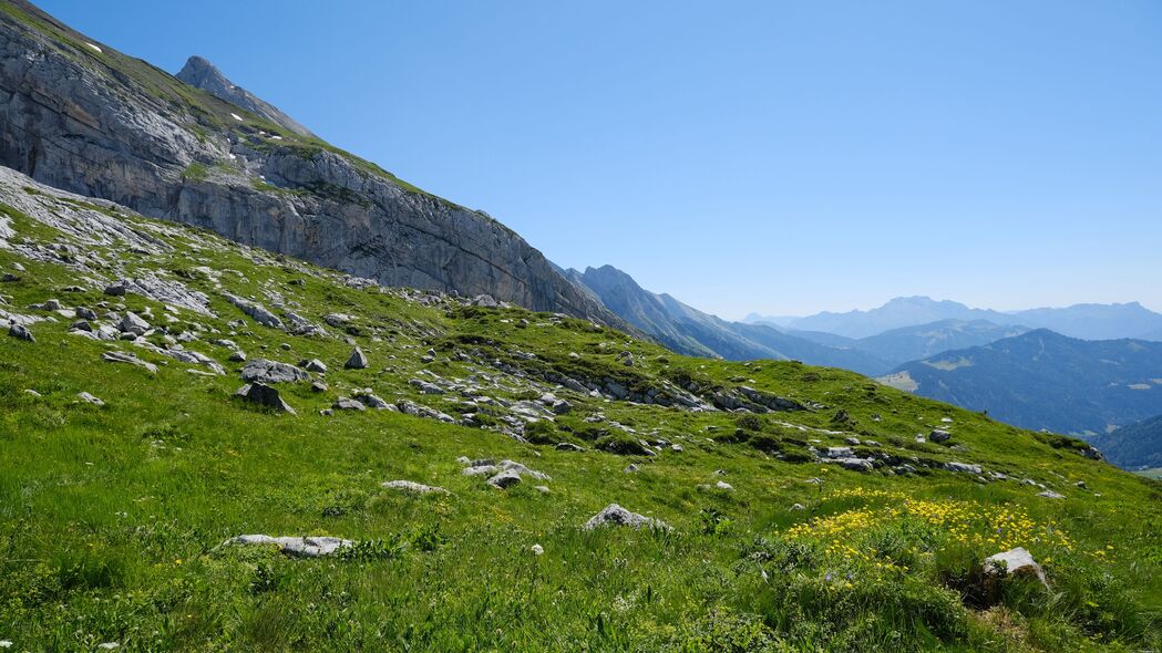 绝美4K风景壁纸，斜坡绿草、巍峨山脉与广阔天空，高清3840x2160下载