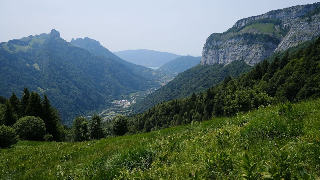 绝美山脉山谷草地斜坡4K风景壁纸，高清3840x2160分辨率，一键下载！