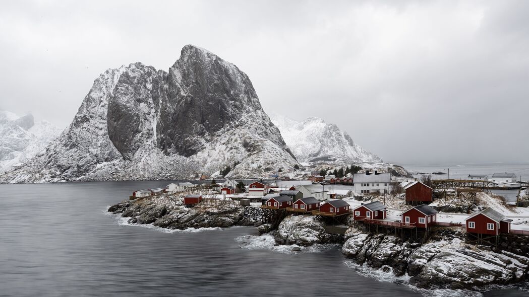 海山雪景房子自然美景，超高清4K壁纸，3840x2160分辨率，免费下载