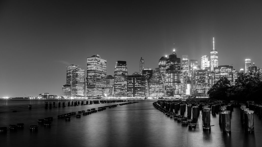 城市夜景璀璨，建筑灯光映河流——4K高清壁纸下载（3840x2160）