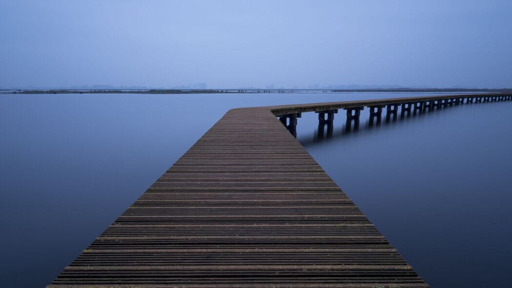 码头静谧夜，大海深沉之美——4K高清壁纸，3840x2160免费下载