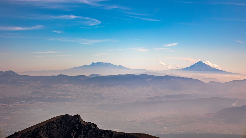 绝美山脉丘陵雾景，高清4K天空壁纸，3840x2160分辨率，免费下载