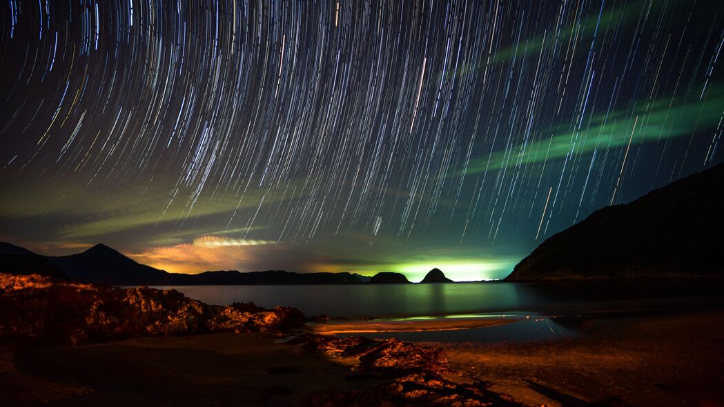 山丘剪影与星湖冰灯，绝美夜间4K壁纸，3840x2160高清下载