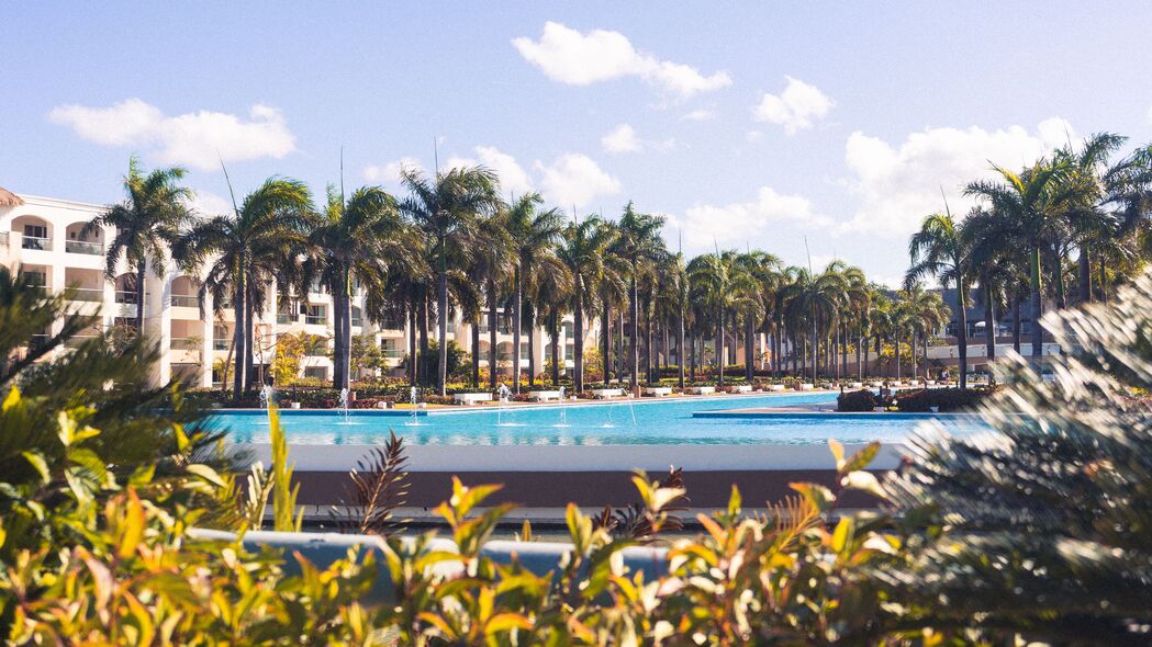 棕榈树 游泳池 建筑 热带 夏季 度假 4k壁纸 3840x2160