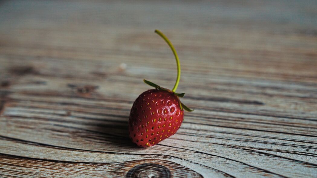 草莓 浆果 表面 木制 4k壁纸 3840x2160