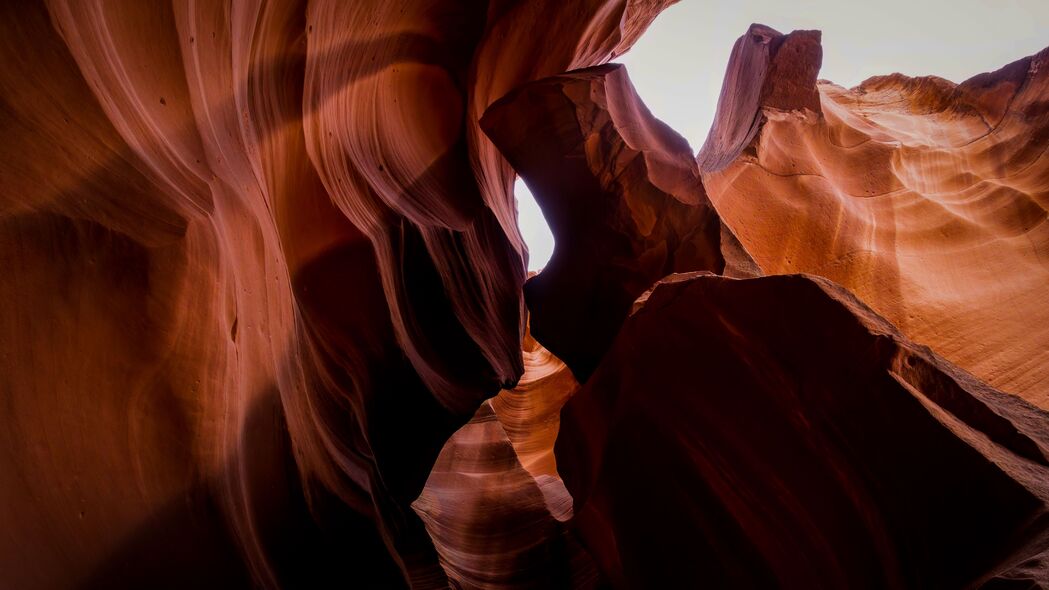 羚羊峡谷4K高清壁纸，岩石浮雕与阴影交织的绝美风景