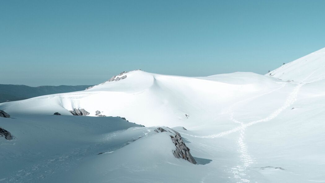 冬季雪域丘陵，清晰脚印点缀，绝美4K风景壁纸，3840x2160高清下载