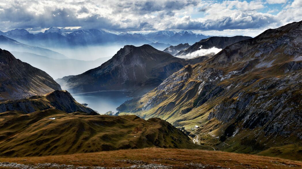 山湖云景绝美壁纸，斜坡4K高清风景，3840x2160分辨率畅享下载