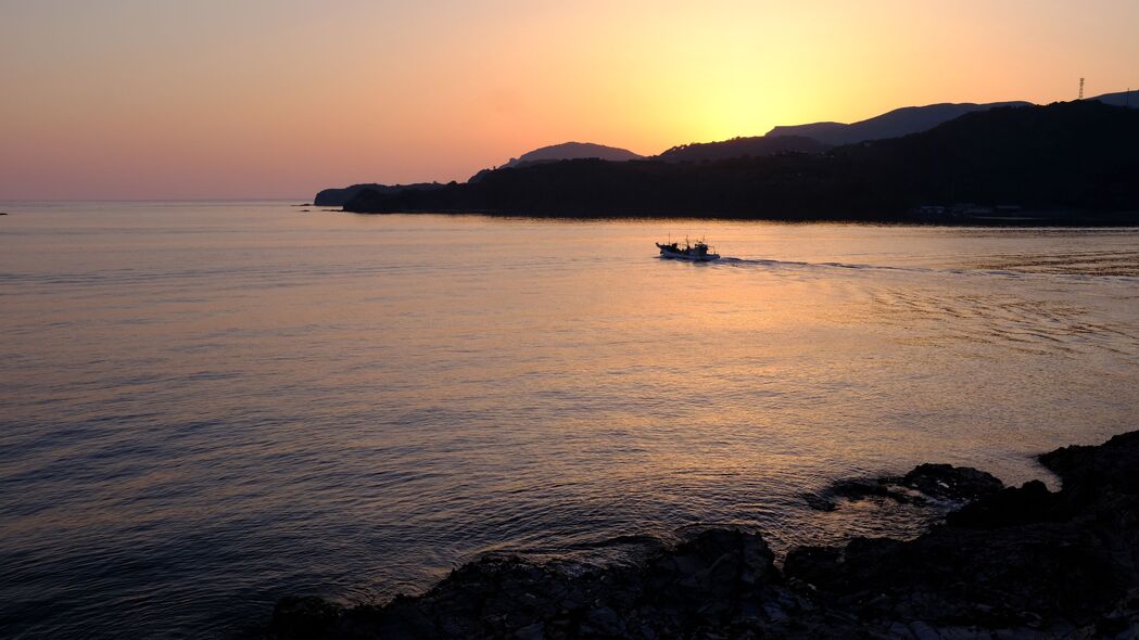 绝美海景4K壁纸，黄昏船影映海湾，高清3840x2160背景图片下载