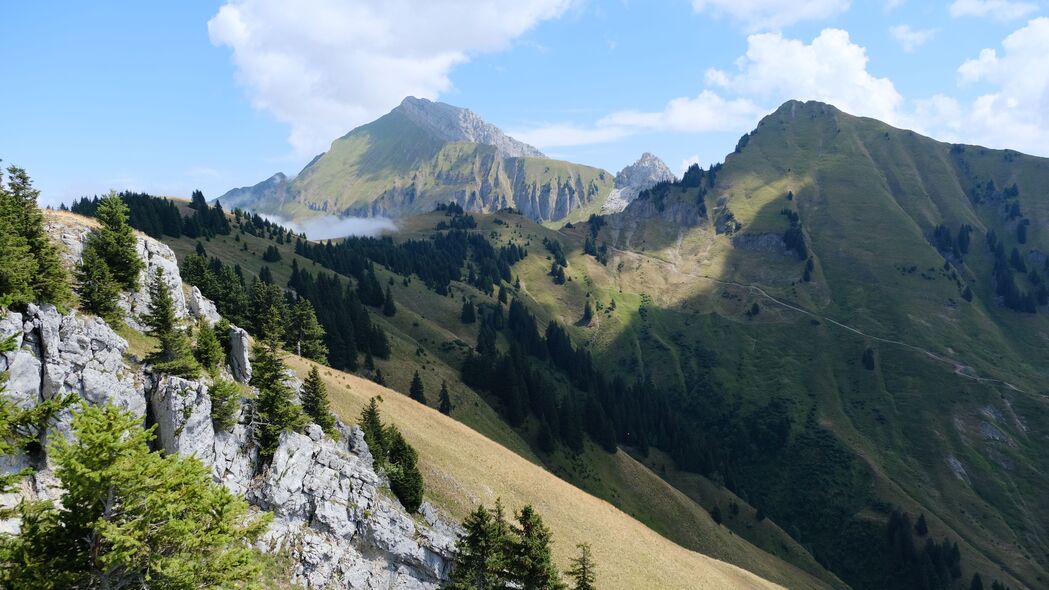 绝美山脉风景壁纸，高清4K，树木石头点缀，3840x2160分辨率，免费下载