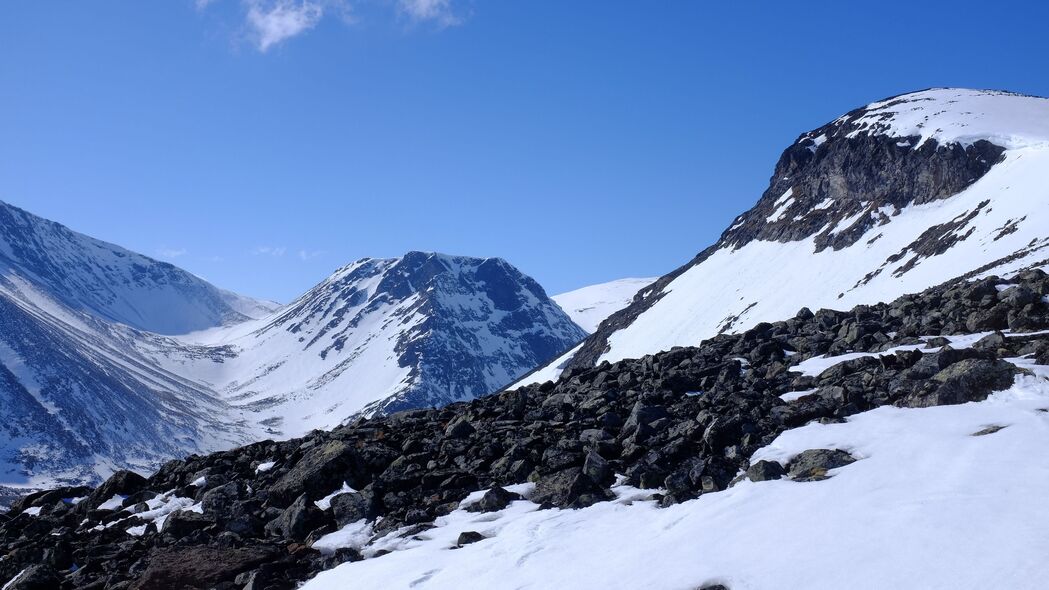 绝美山脉雪景4K壁纸，高清石头风景，3840x2160分辨率，免费下载