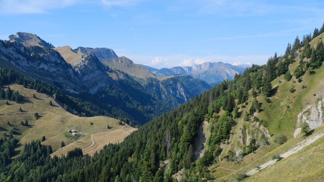 绝美山脉、斜坡、山谷风光，树木葱郁，4K超清景观壁纸（3840x2160）高清下载