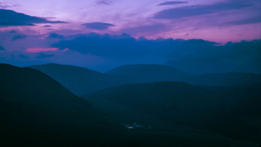 绝美丘陵山脉黄昏景，光影交织4K壁纸，3840x2160高清下载