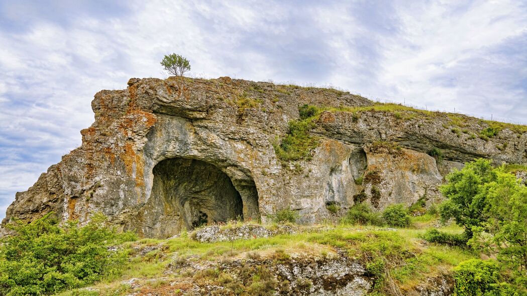 洞穴探秘，岩石与树影交织的绝美4K风景壁纸，高清3840x2160下载