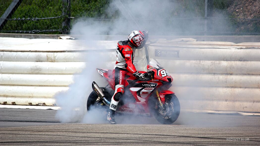摩托车 自行车 摩托车手 摩托车比赛 烟雾 漂移 4k壁纸 3840x2160
