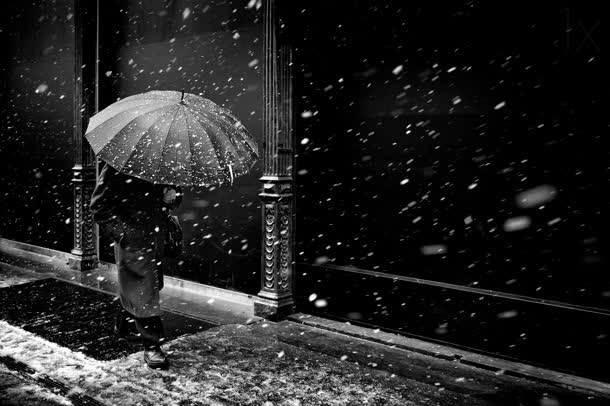 黑色下雪的街道雨伞