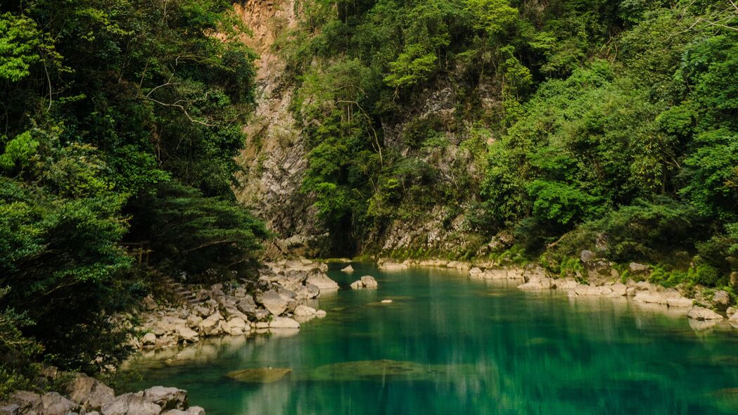 高清4K风景壁纸，岩石、湖泊、树木美景，3840x2160分辨率下载