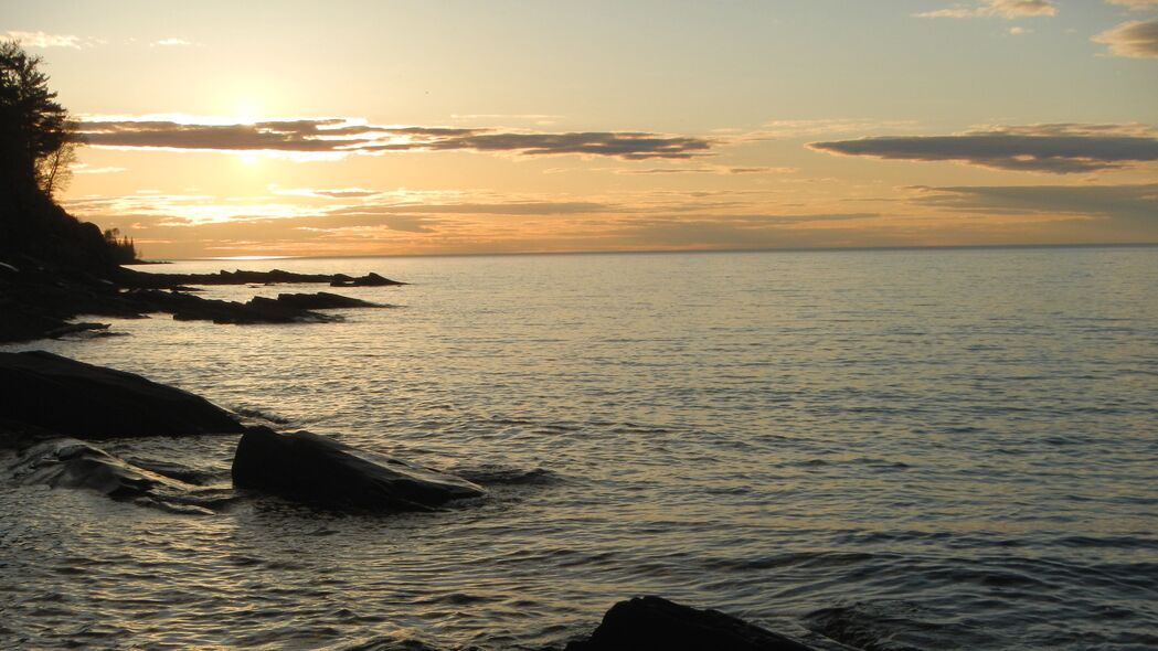 大海岩石黄昏美景，深色4K超高清壁纸，3840x2160分辨率，免费下载