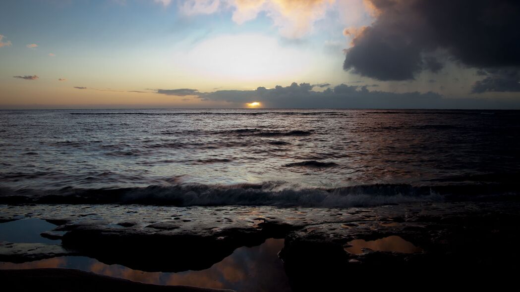 黄昏时分的大海波浪，绝美4K高清壁纸，3840x2160超清画质下载