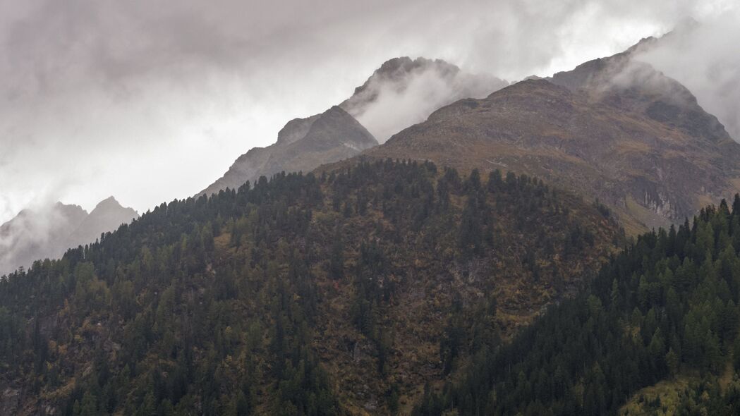 绝美山脉森林4K壁纸，高清3840x2160斜坡树木云景，一键下载！