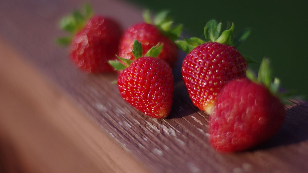 草莓 浆果 表面 木 4k壁纸 3840x2160