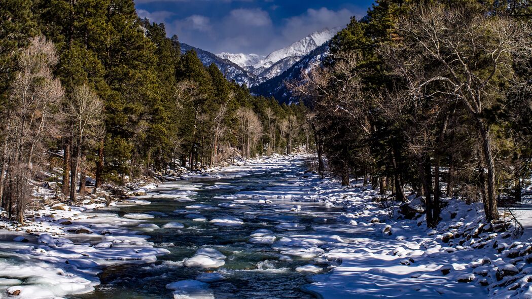 绝美山河雪景，4K高清壁纸，3840x2160分辨率，畅享自然之美！