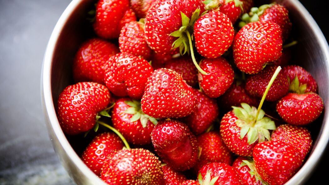 草莓 浆果 碗 食物 红色 4k壁纸 3840x2160