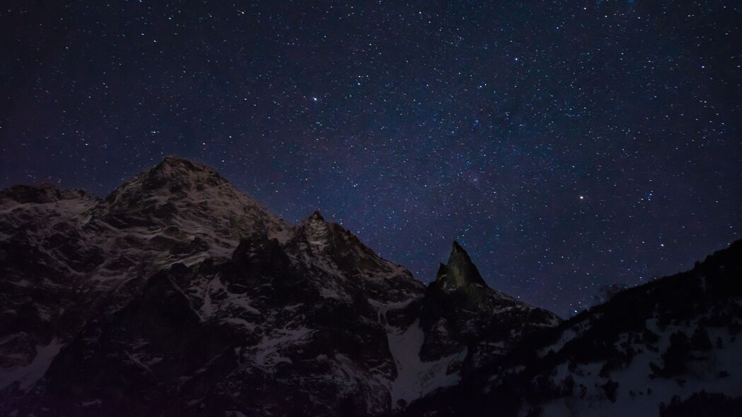 深邃山脉雪景星空之夜，4K超清深色壁纸，3840x2160高清下载