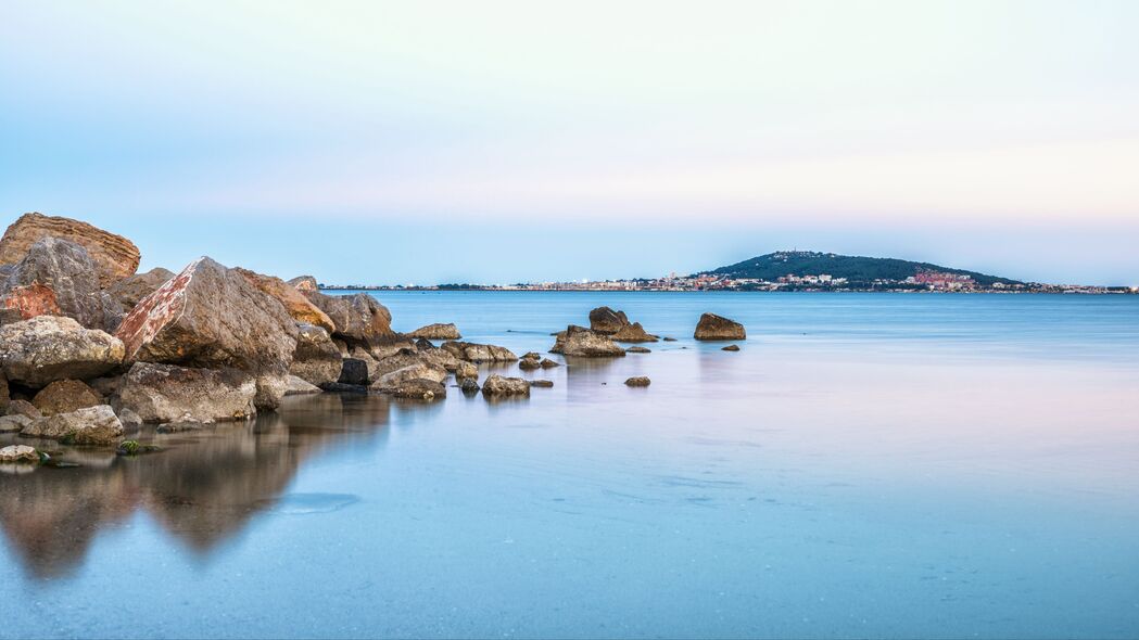 石头与海之韵，自然反射美景，超高清4K壁纸3840x2160下载