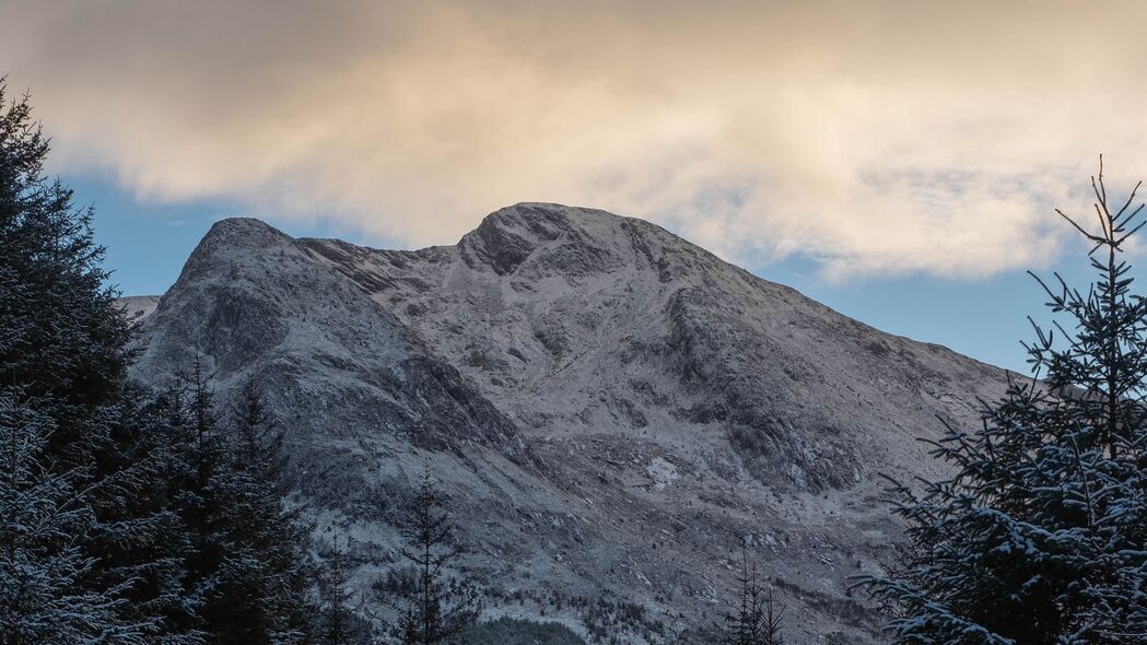 冬日山脉雪景高清壁纸，树木点缀路径，4K超清3840x2160分辨率，自然之美尽在眼前！